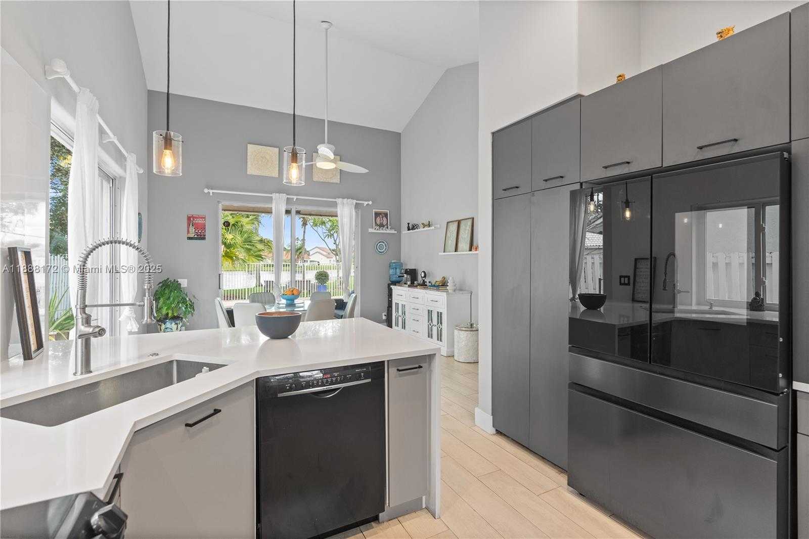 Small Image of 1171 LAGUNA SPRINGS DR, Weston Number 26