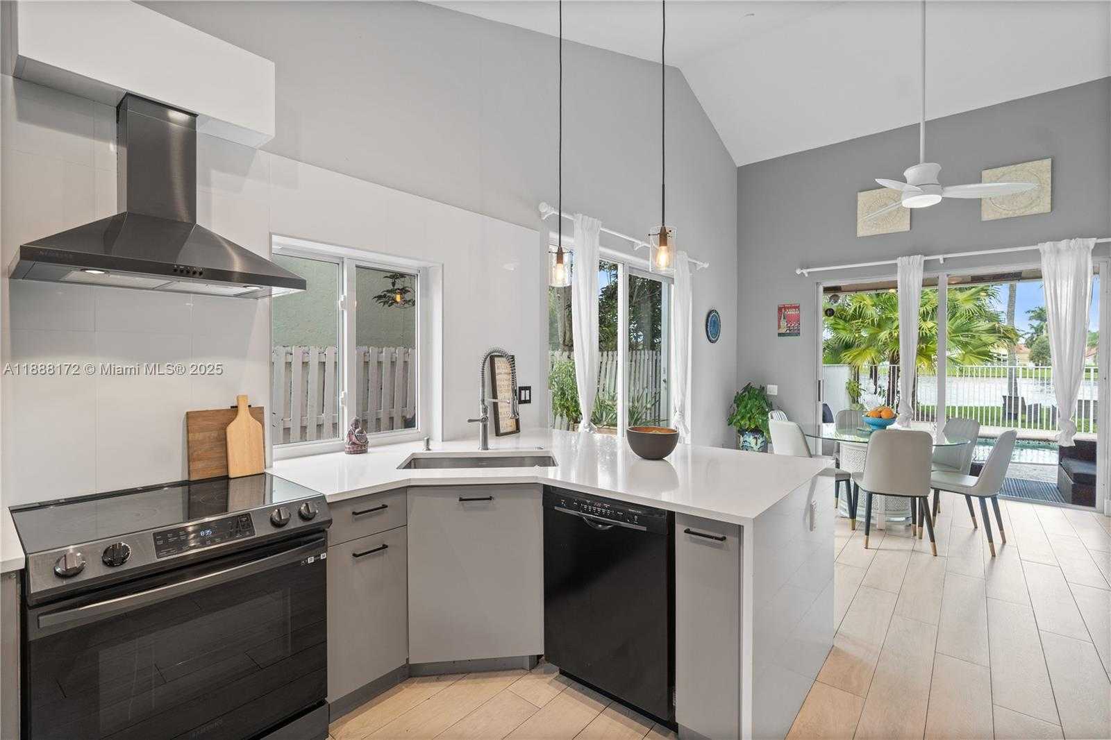 Small Image of 1171 LAGUNA SPRINGS DR, Weston Number 27