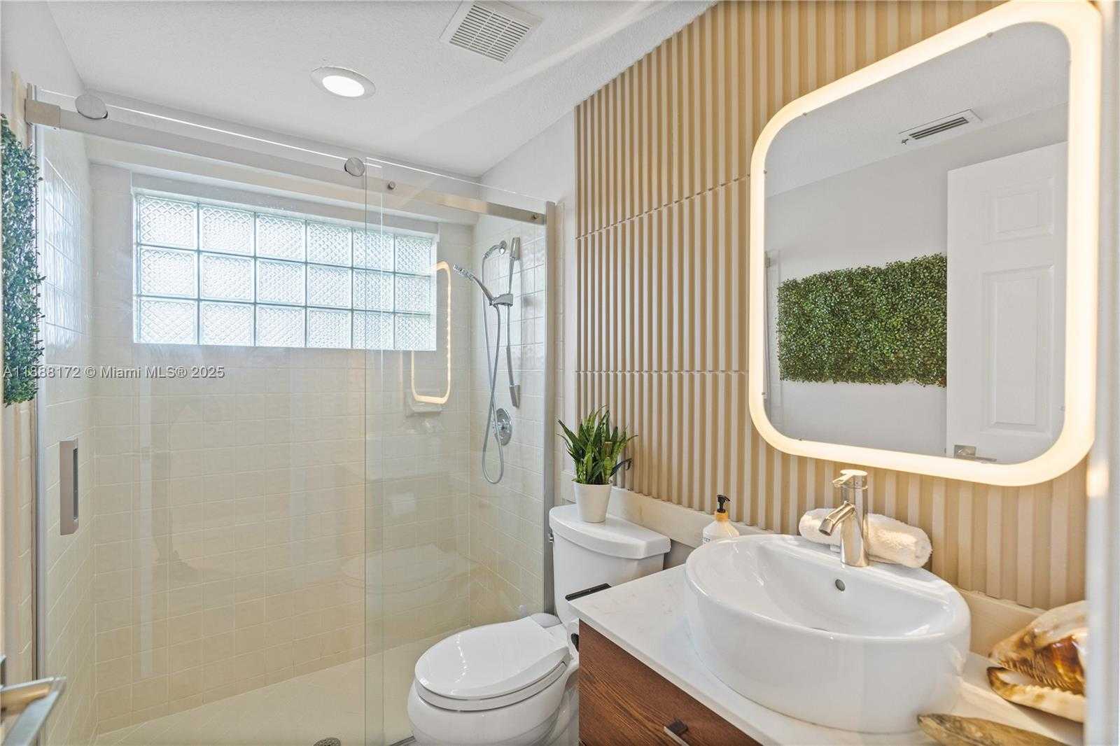 Small Image of 1171 LAGUNA SPRINGS DR, Weston Number 30