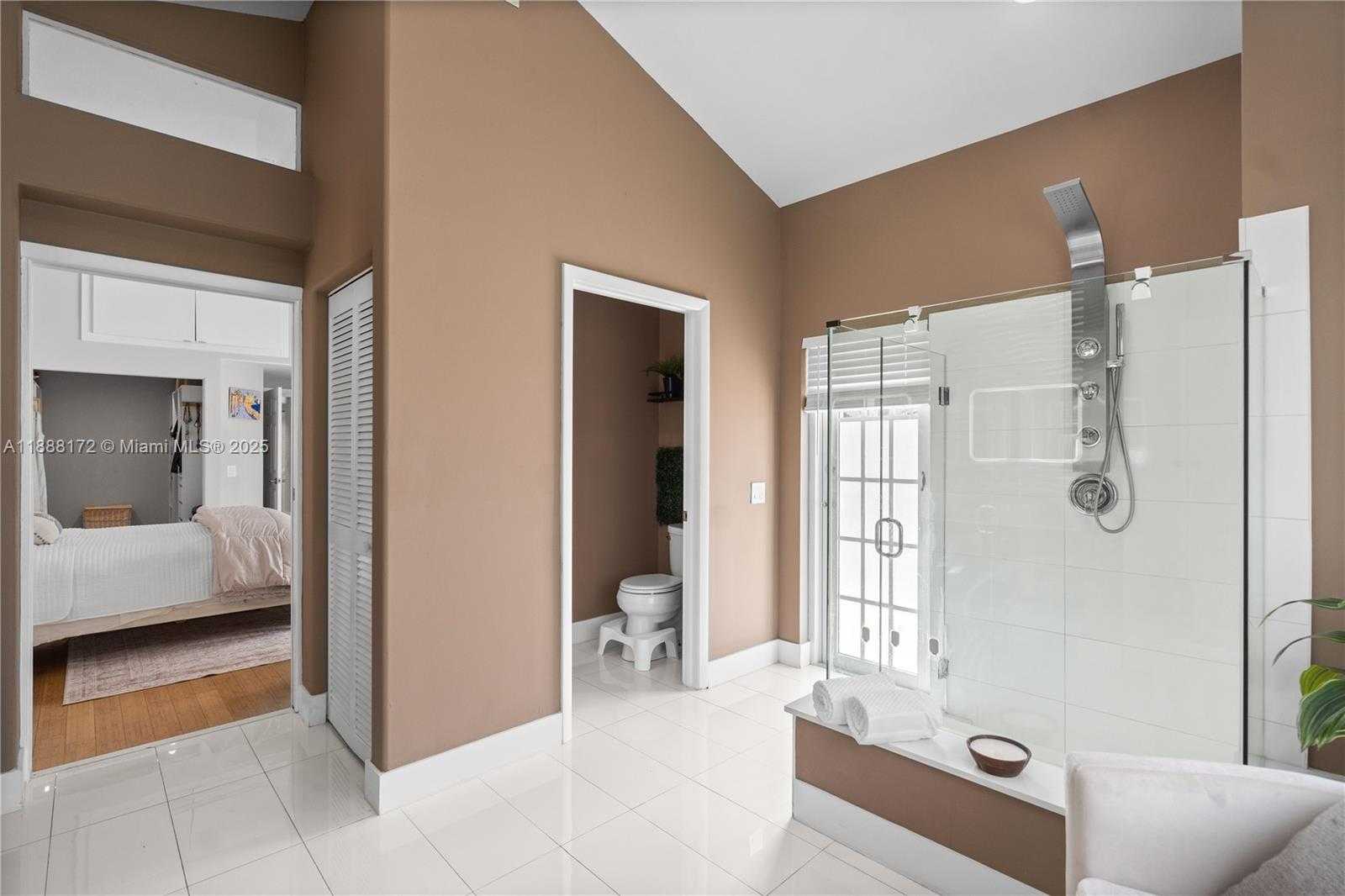 Small Image of 1171 LAGUNA SPRINGS DR, Weston Number 39