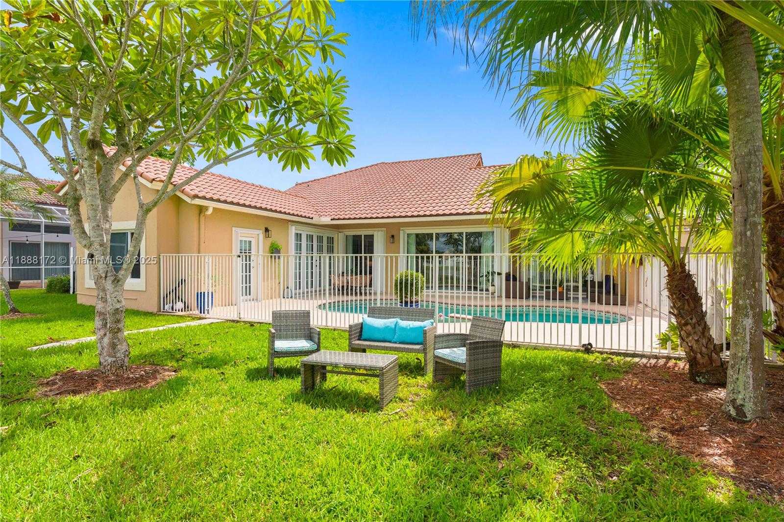 Small Image of 1171 LAGUNA SPRINGS DR, Weston Number 4