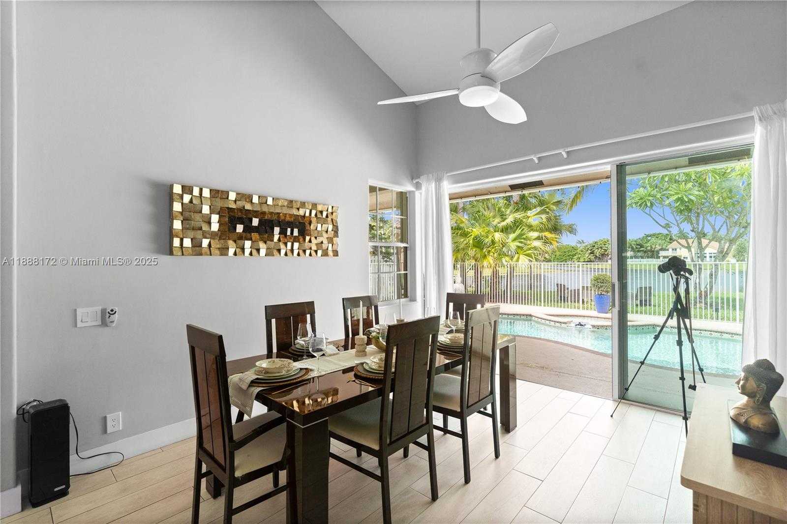 Small Image of 1171 LAGUNA SPRINGS DR, Weston Number 43