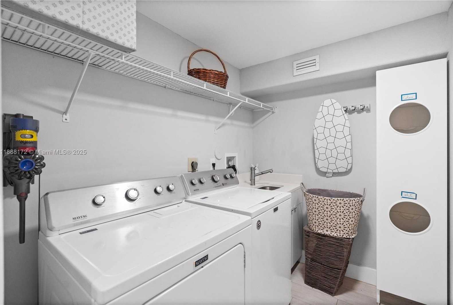 Small Image of 1171 LAGUNA SPRINGS DR, Weston Number 44