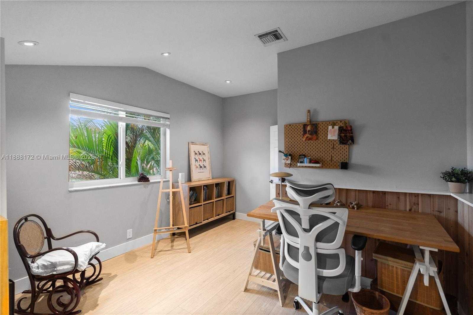 Small Image of 1171 LAGUNA SPRINGS DR, Weston Number 47