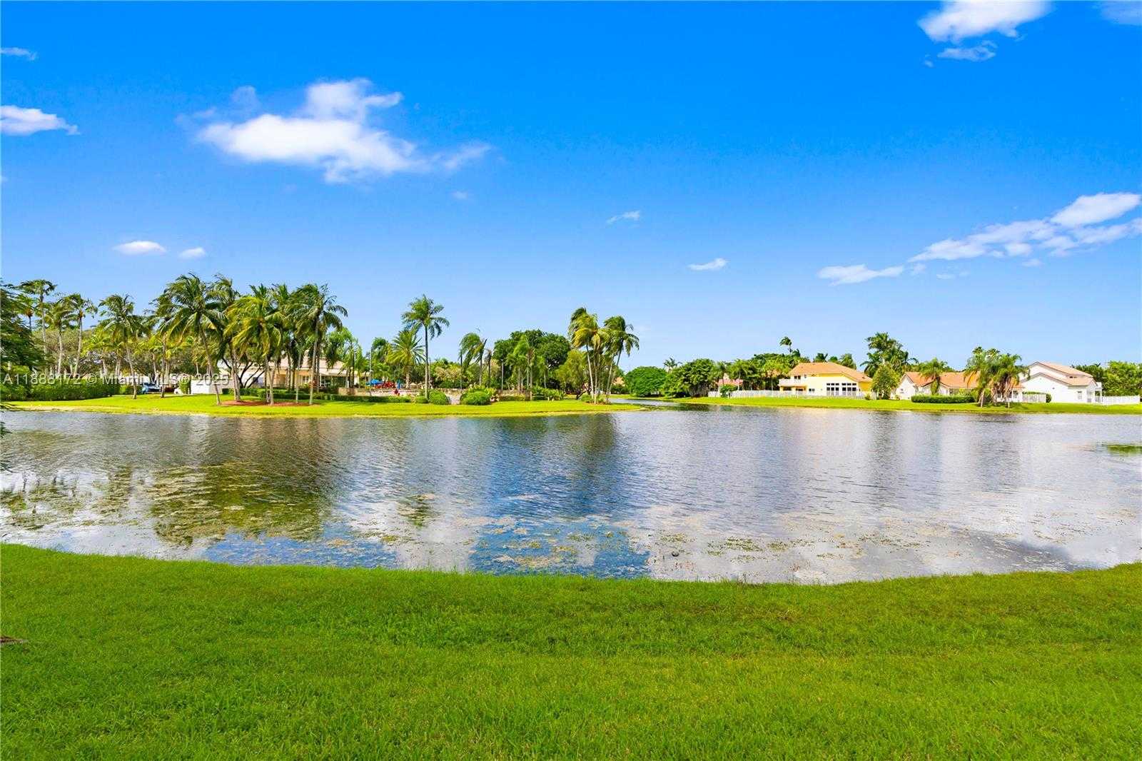 Small Image of 1171 LAGUNA SPRINGS DR, Weston Number 5