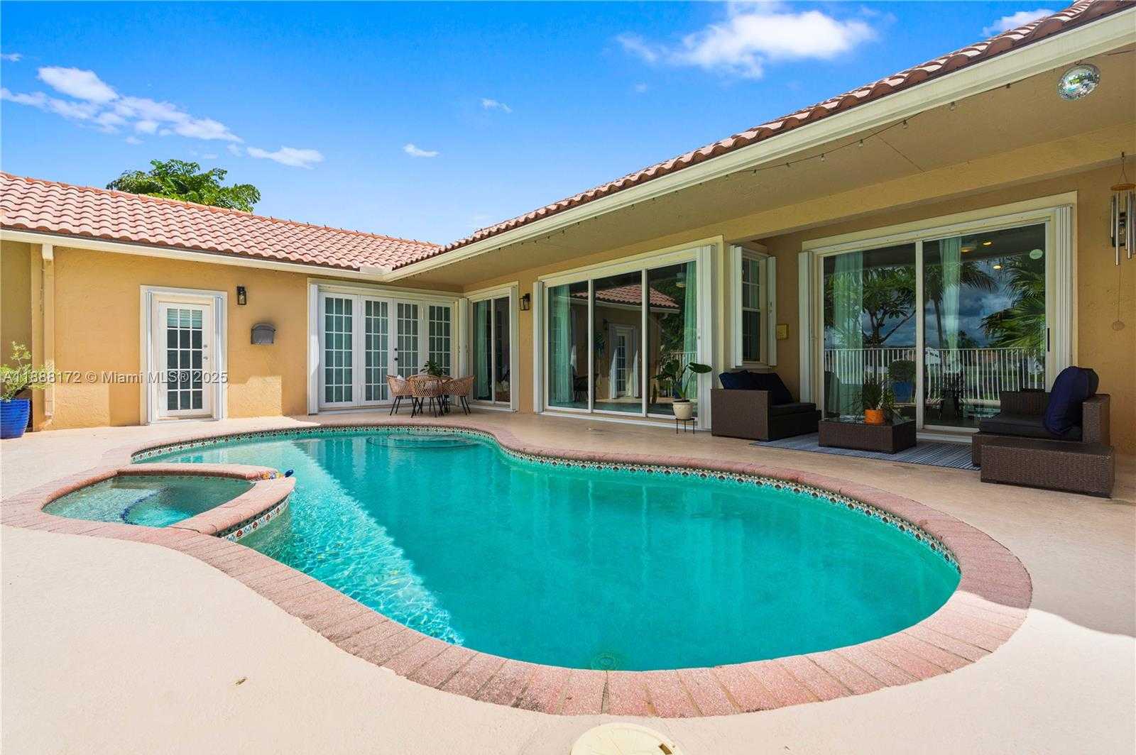Small Image of 1171 LAGUNA SPRINGS DR, Weston Number 6