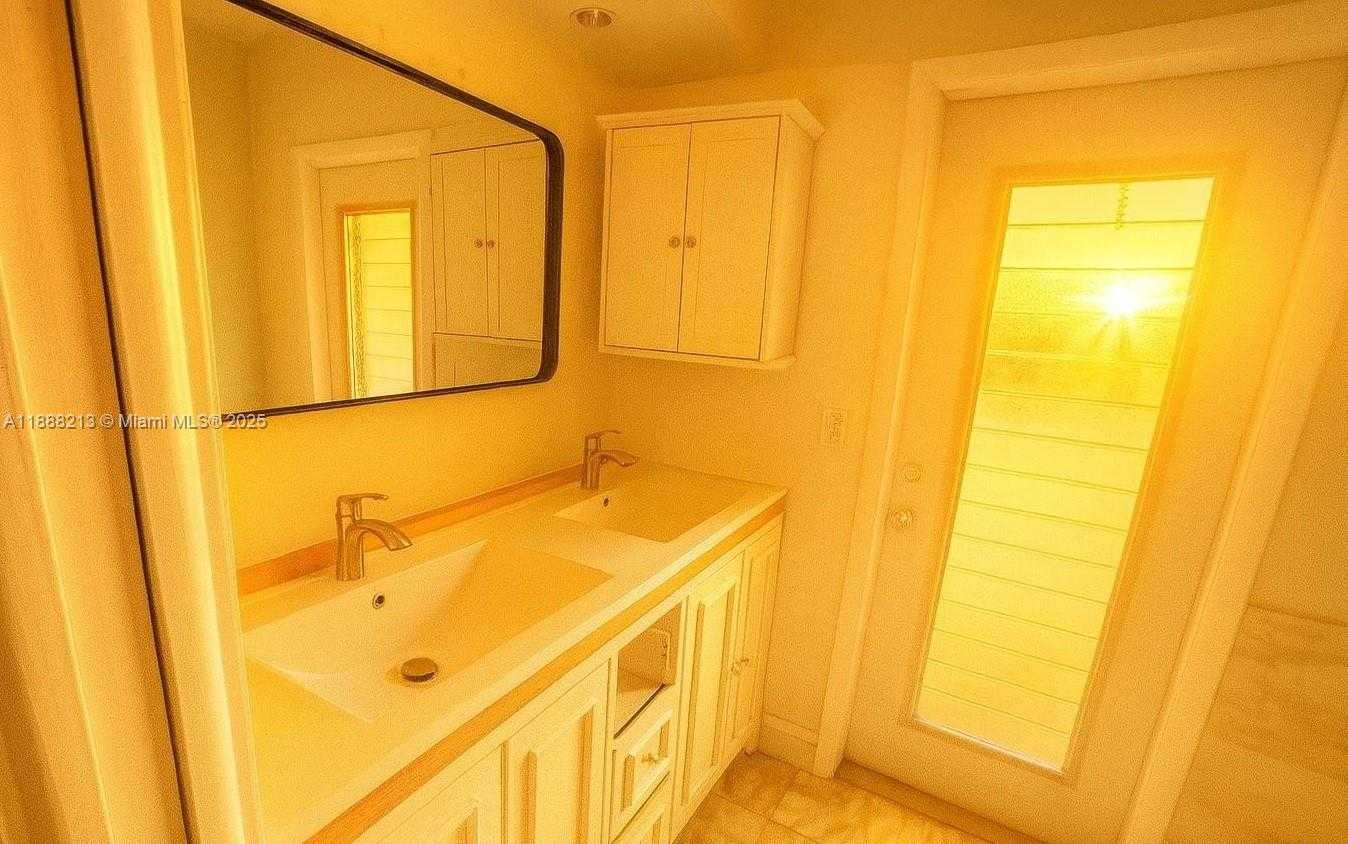 Small Image of 1422 CORUNA AVE, Coral Gables Number 11