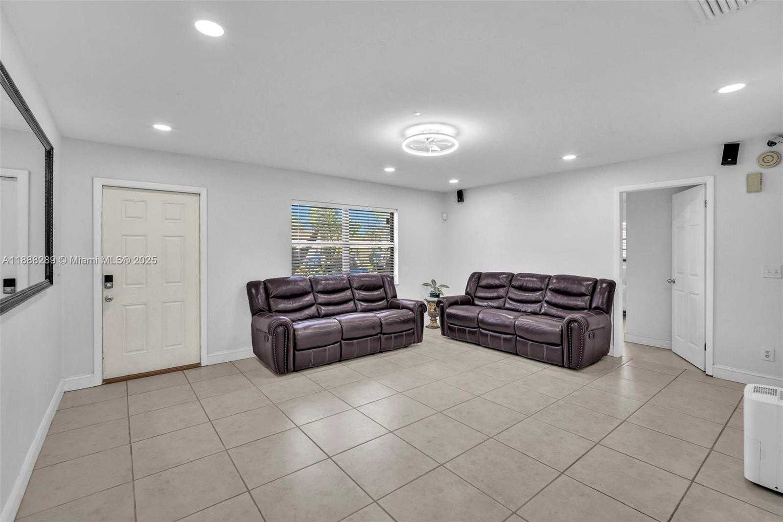 Small Image of 1821 SOUTH WEST 98TH TER, Miramar Number 3