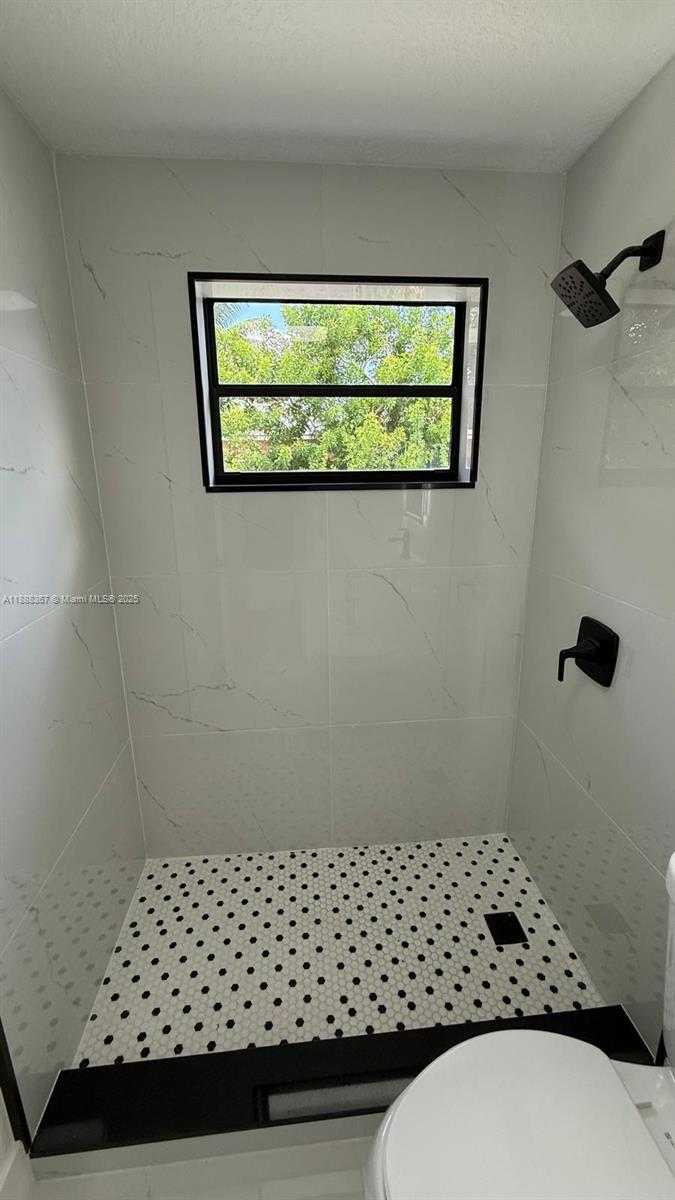 Small Image of 980 NORTH EAST 146TH ST, North Miami Number 29