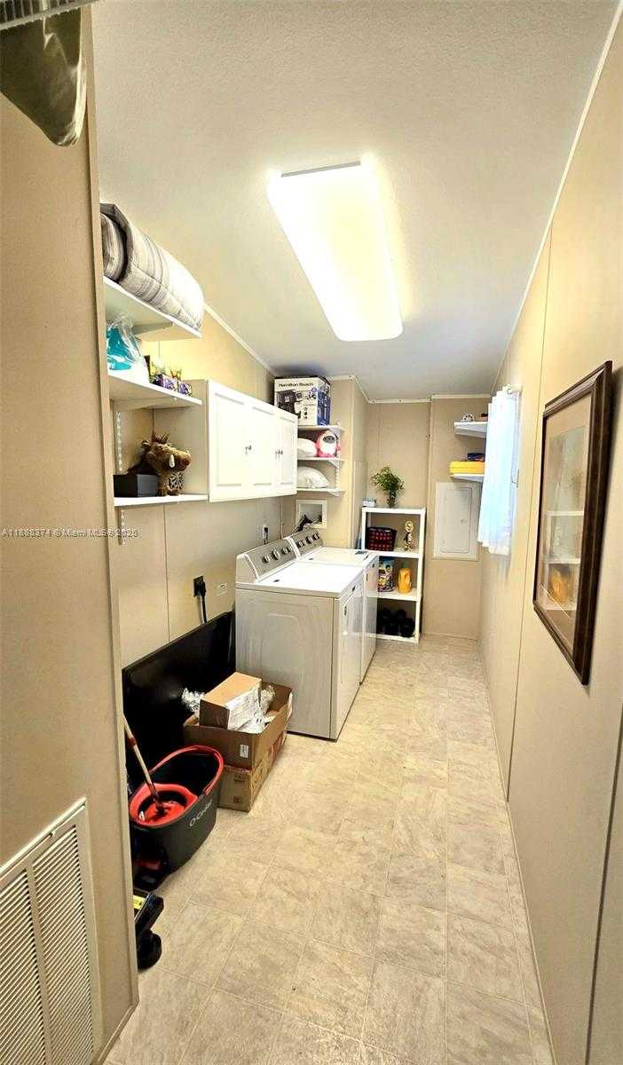 Small Image of 16 HOLLY LN, Davie Number 13