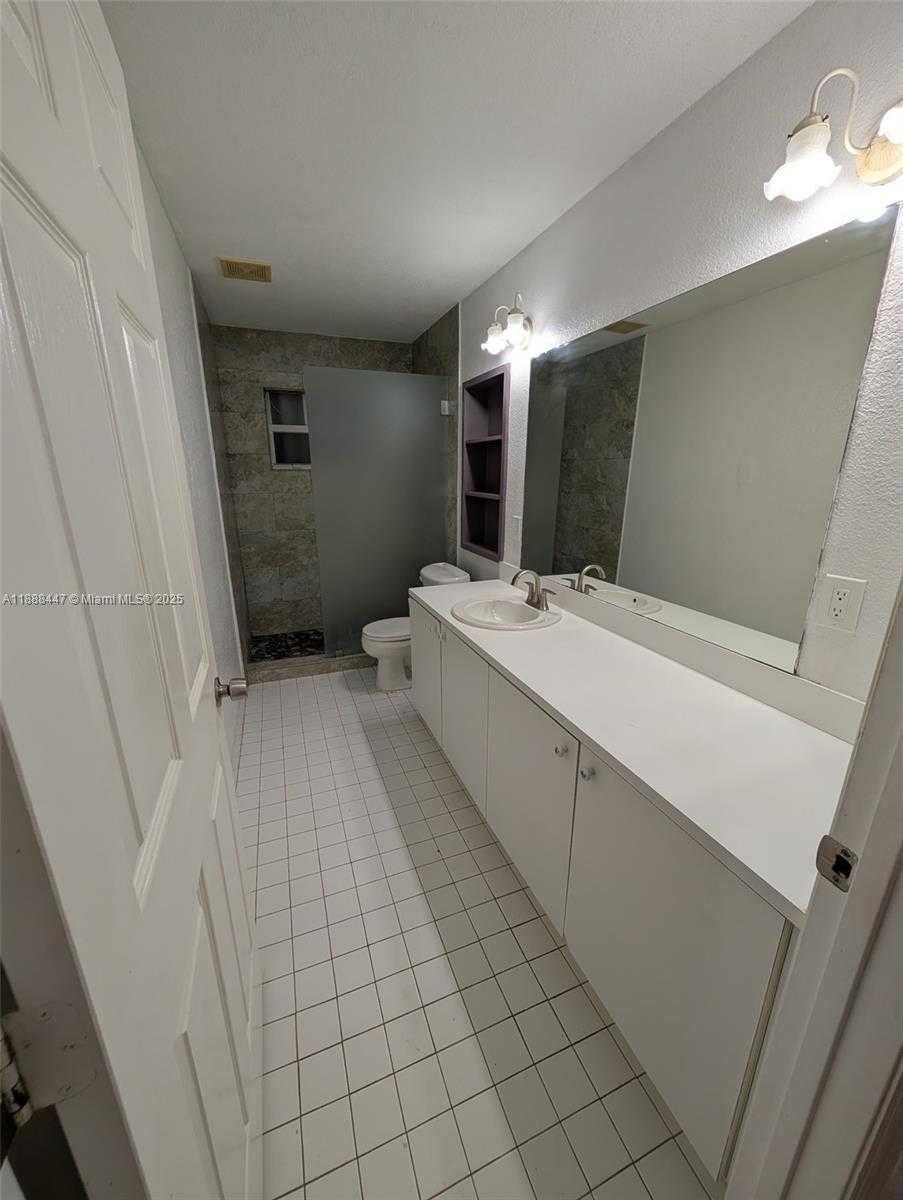 Small Image of 621 SOUTH 24TH AVE, Hollywood Number 19