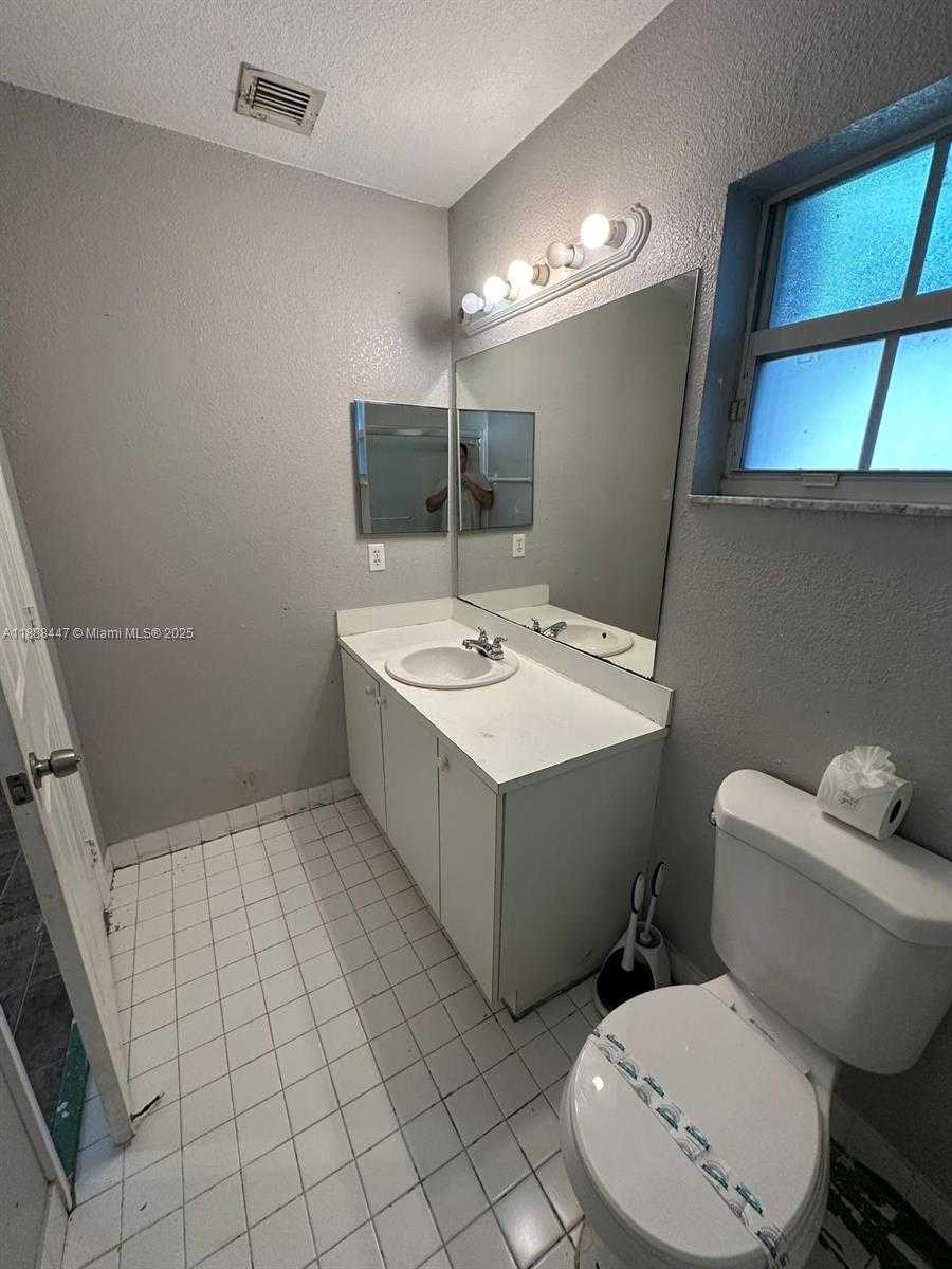 Small Image of 621 SOUTH 24TH AVE, Hollywood Number 38