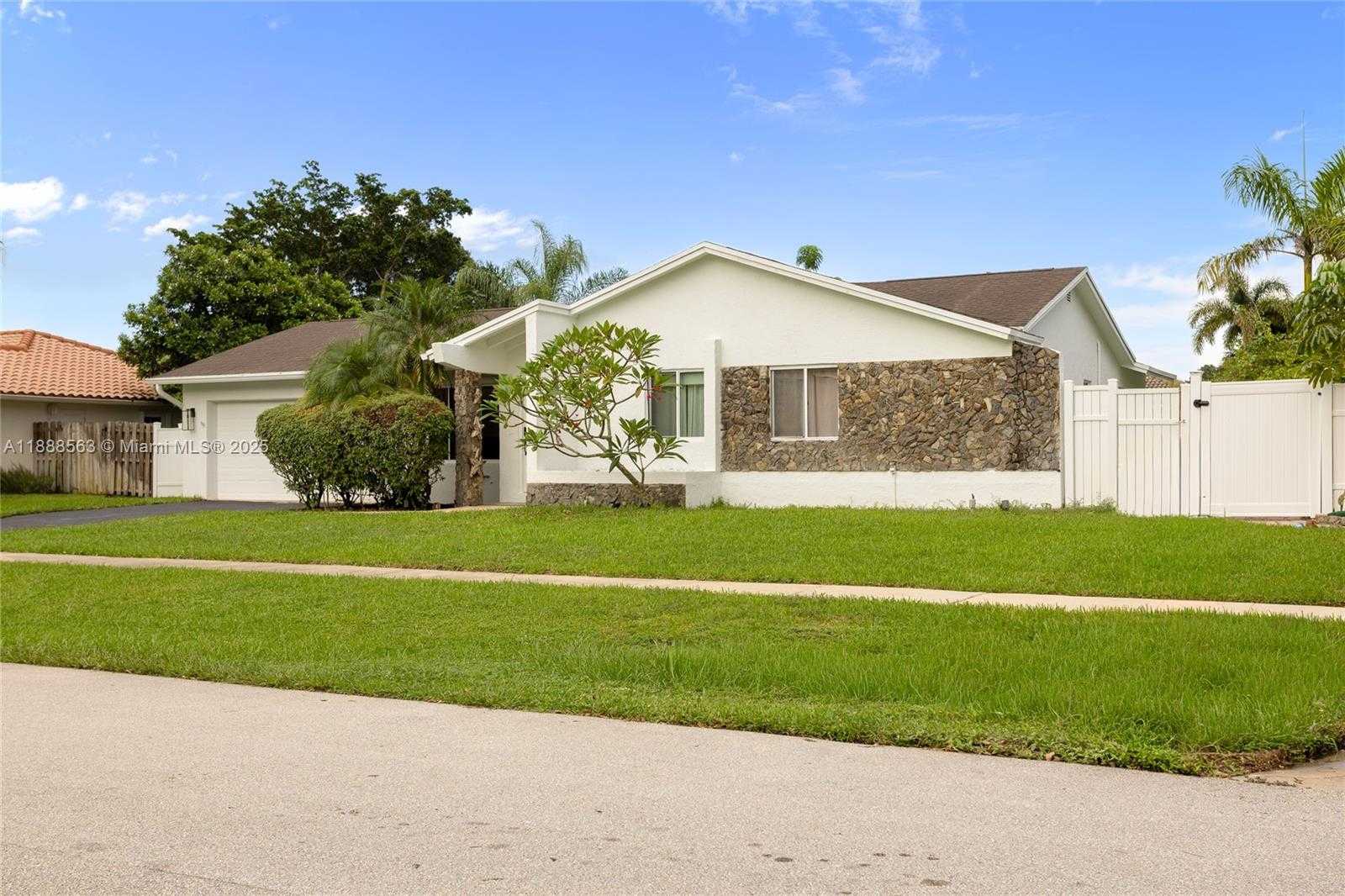 Small Image of 20847 SUGARLOAF LN, Boca Raton Number 2