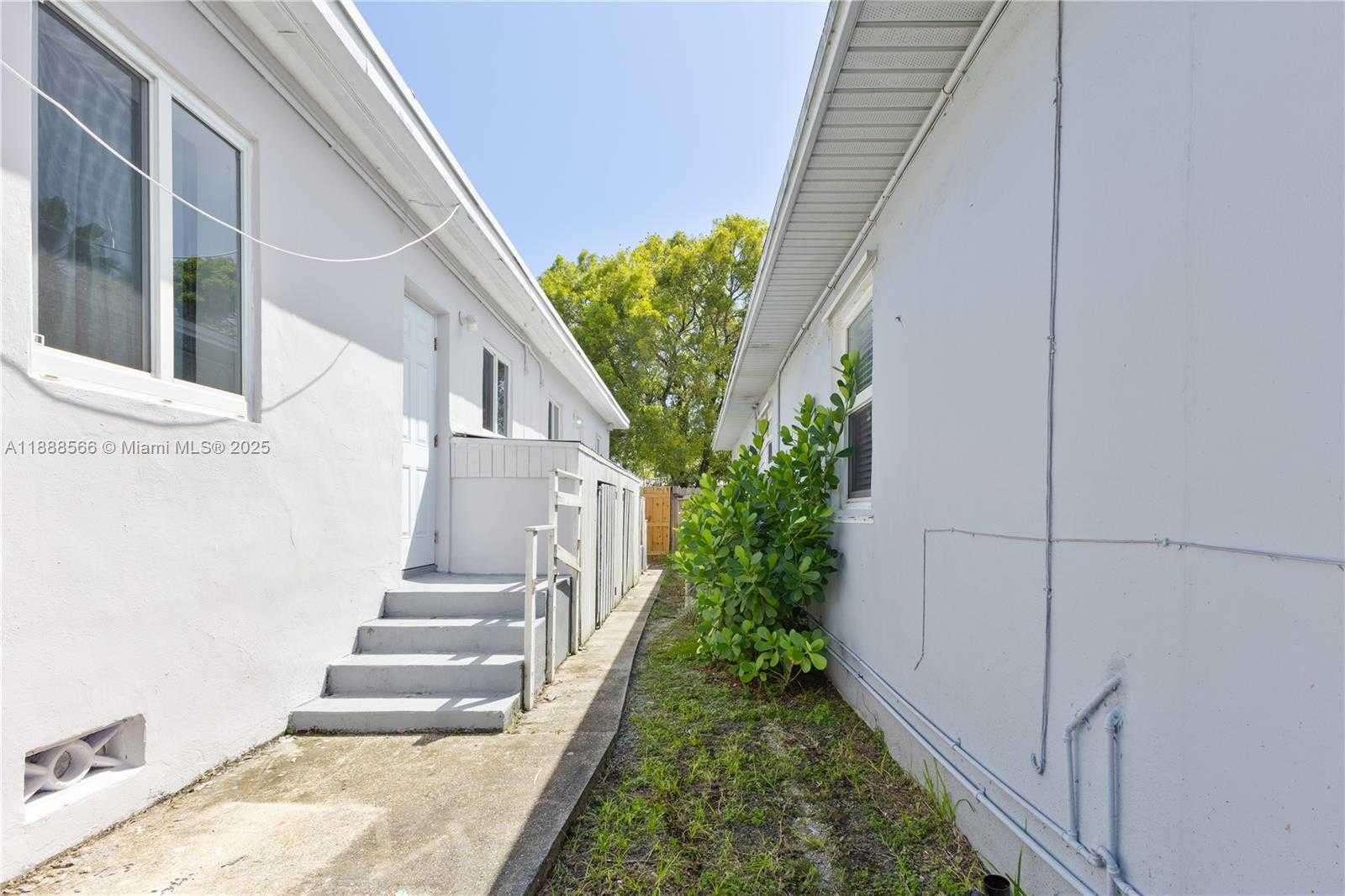 Small Image of 1625 FLETCHER STREET, Hollywood Number 20