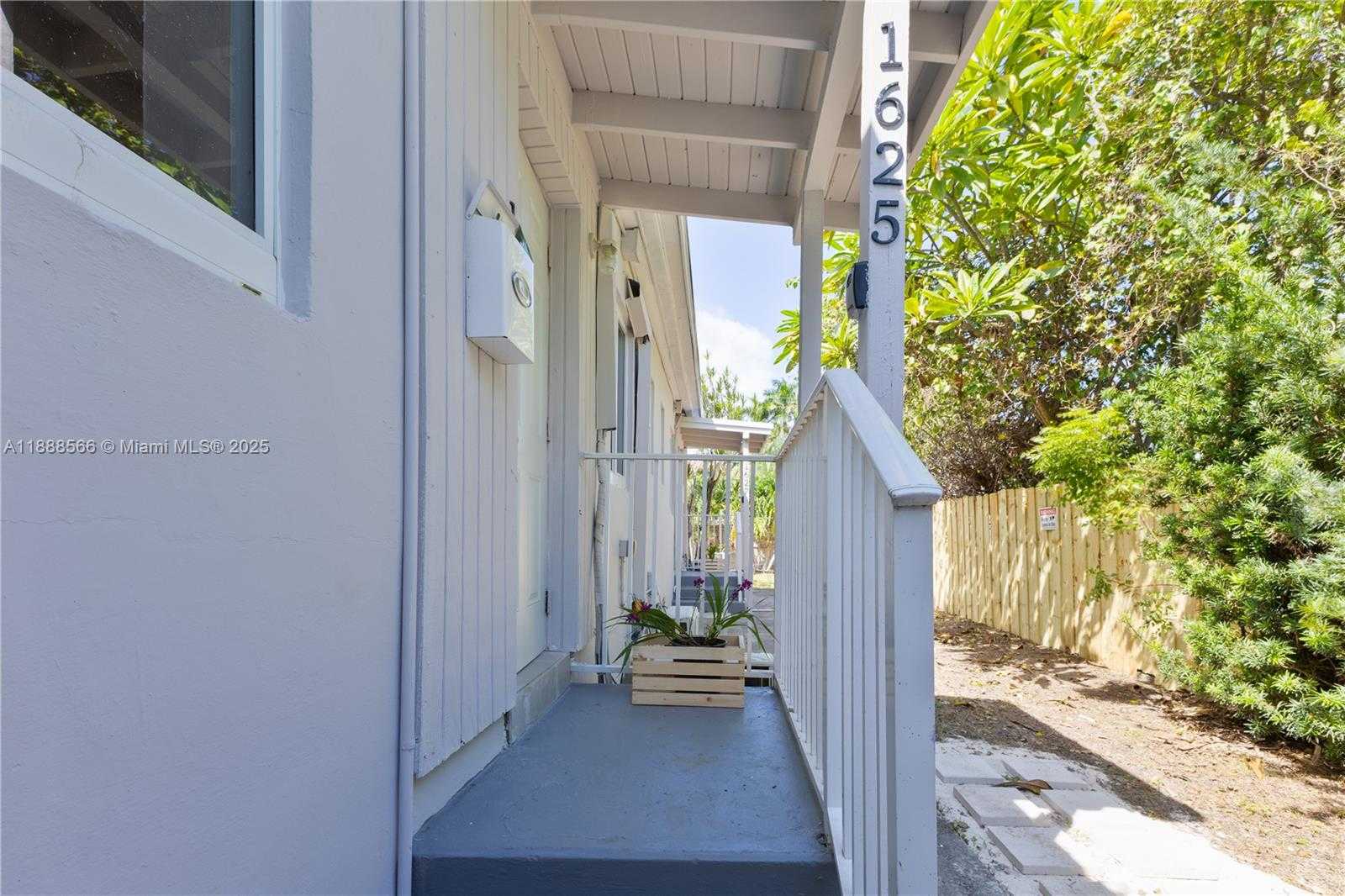 Small Image of 1625 FLETCHER STREET, Hollywood Number 38