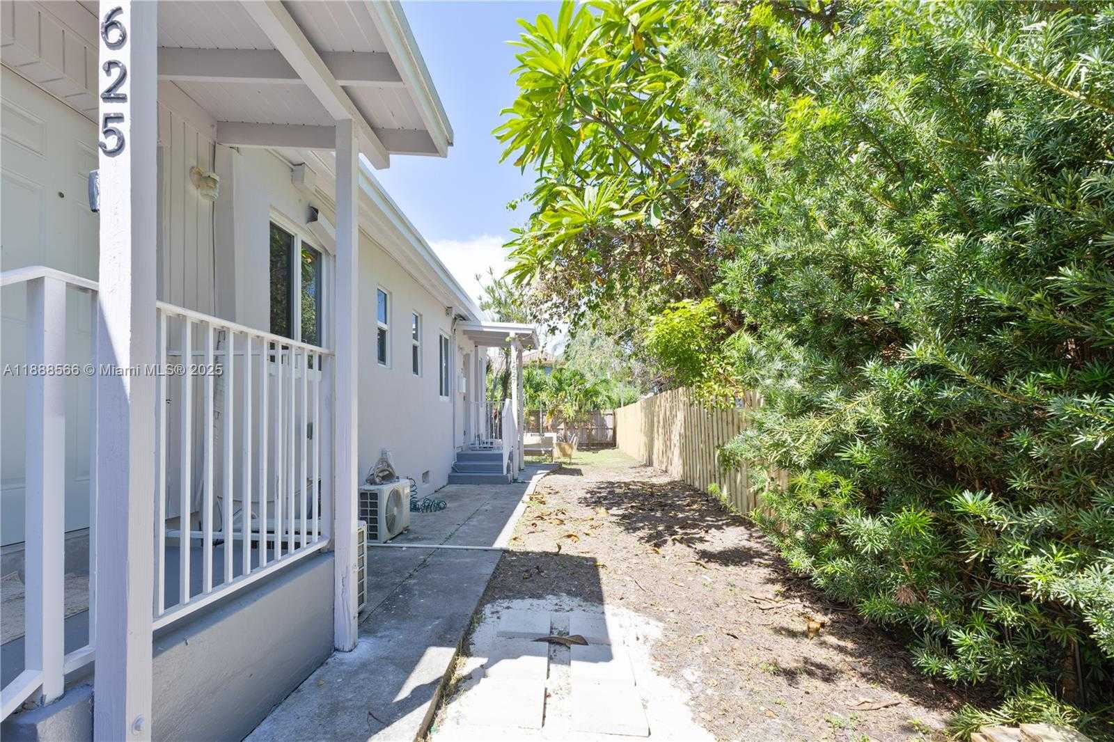 Small Image of 1625 FLETCHER STREET, Hollywood Number 8