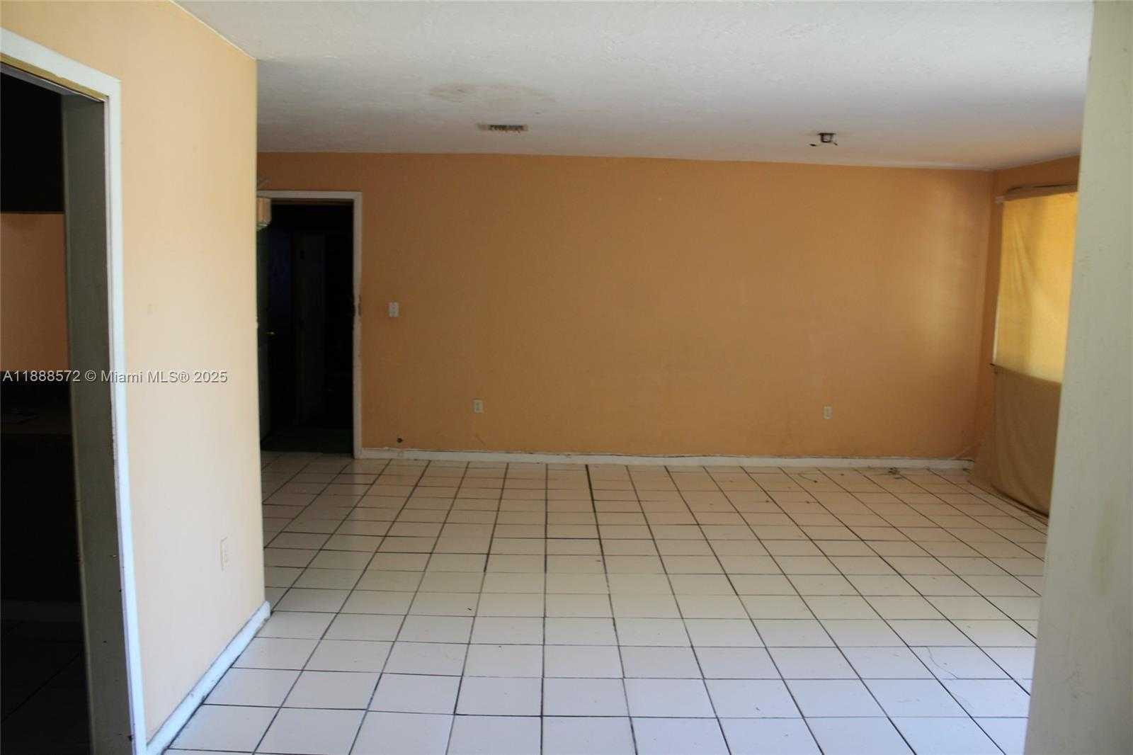 Small Image of 15121 SOUTH WEST 105TH CT, Miami Number 3