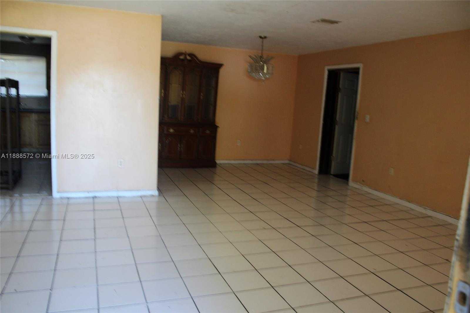 Small Image of 15121 SOUTH WEST 105TH CT, Miami Number 4