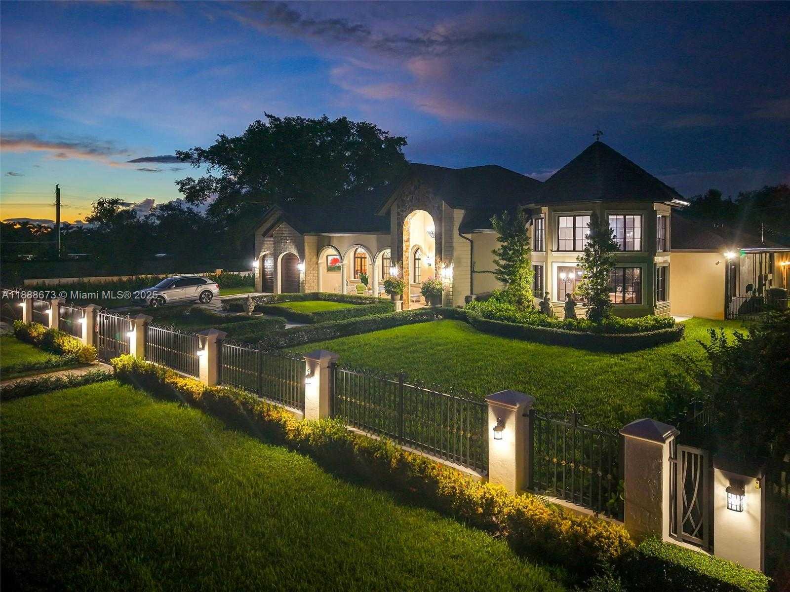 Small Image of 9815 SOUTH WEST 114TH ST, Miami Number 3