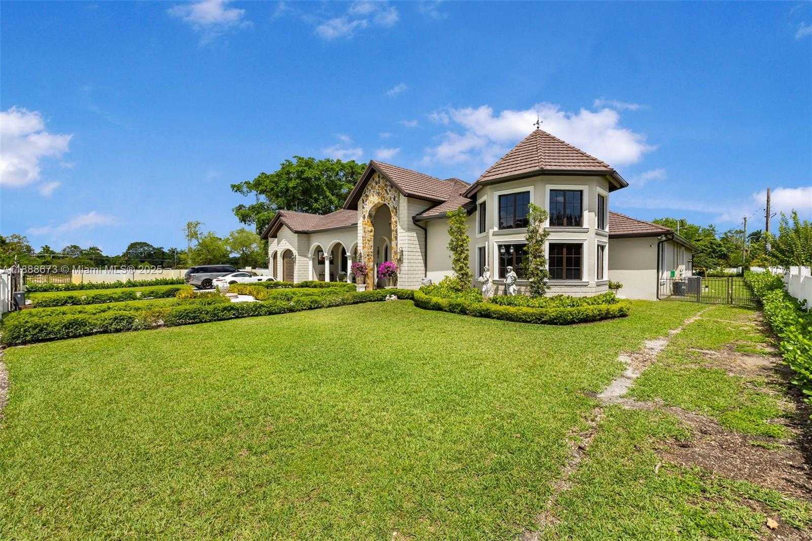 Small Image of 9815 SOUTH WEST 114TH ST, Miami Number 4
