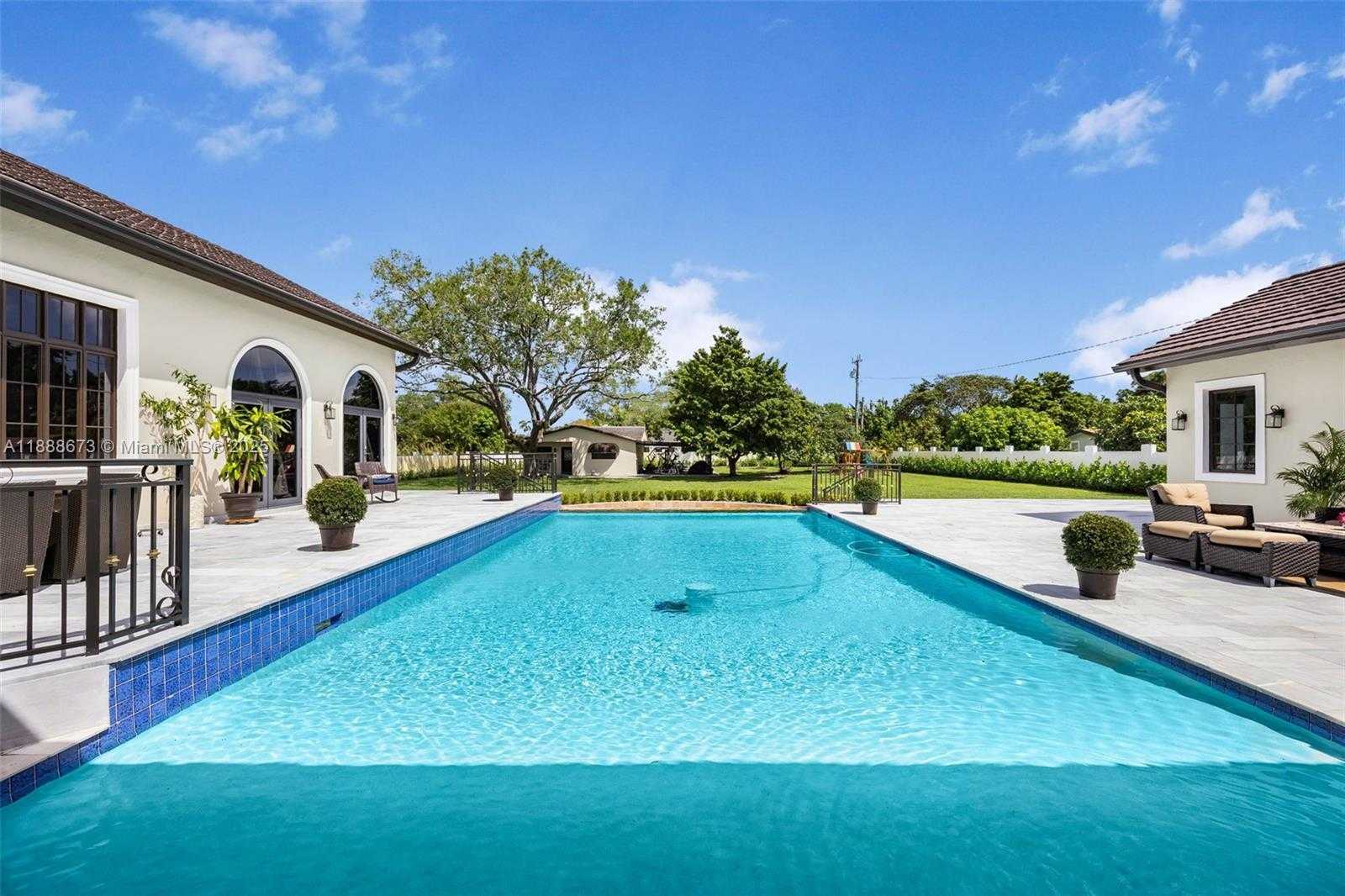 Small Image of 9815 SOUTH WEST 114TH ST, Miami Number 40