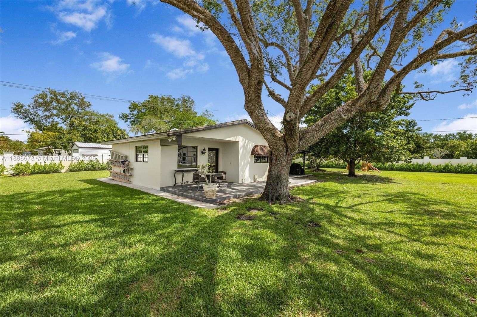 Small Image of 9815 SOUTH WEST 114TH ST, Miami Number 42