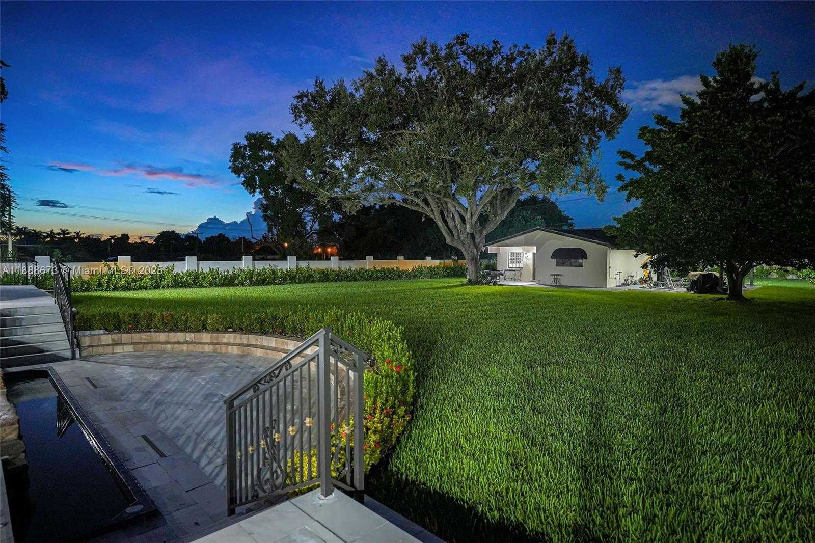 Small Image of 9815 SOUTH WEST 114TH ST, Miami Number 43