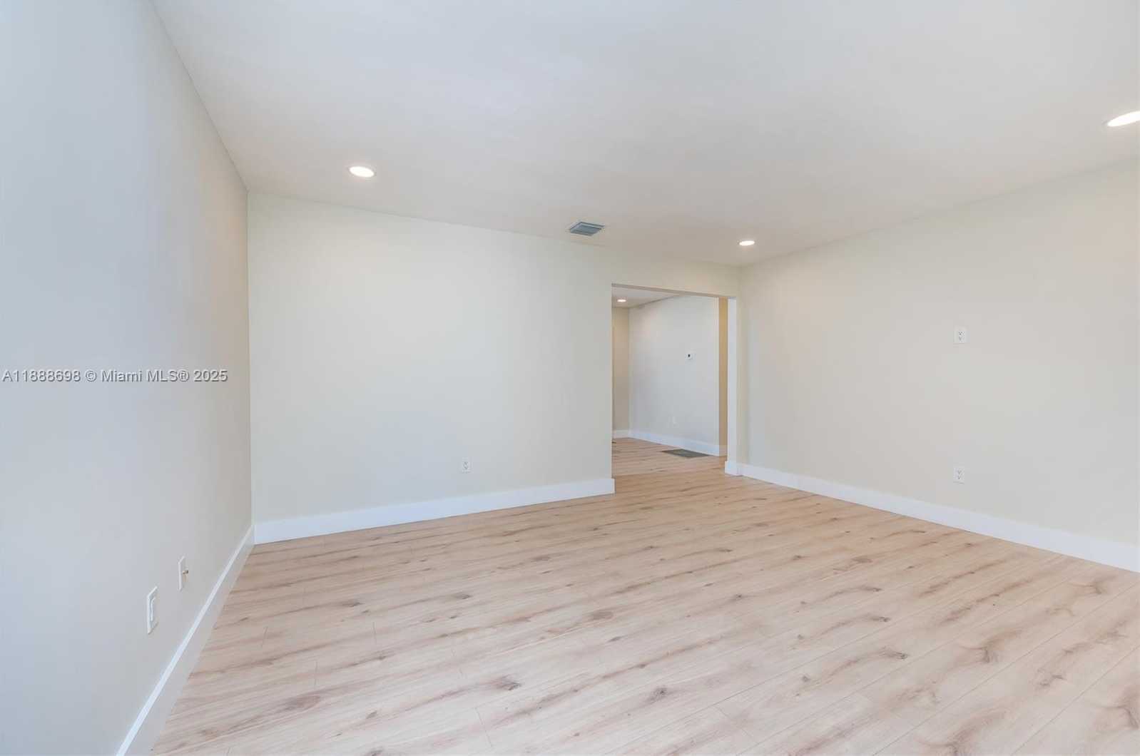 Small Image of 625 MILLER DR, Miami Springs Number 26