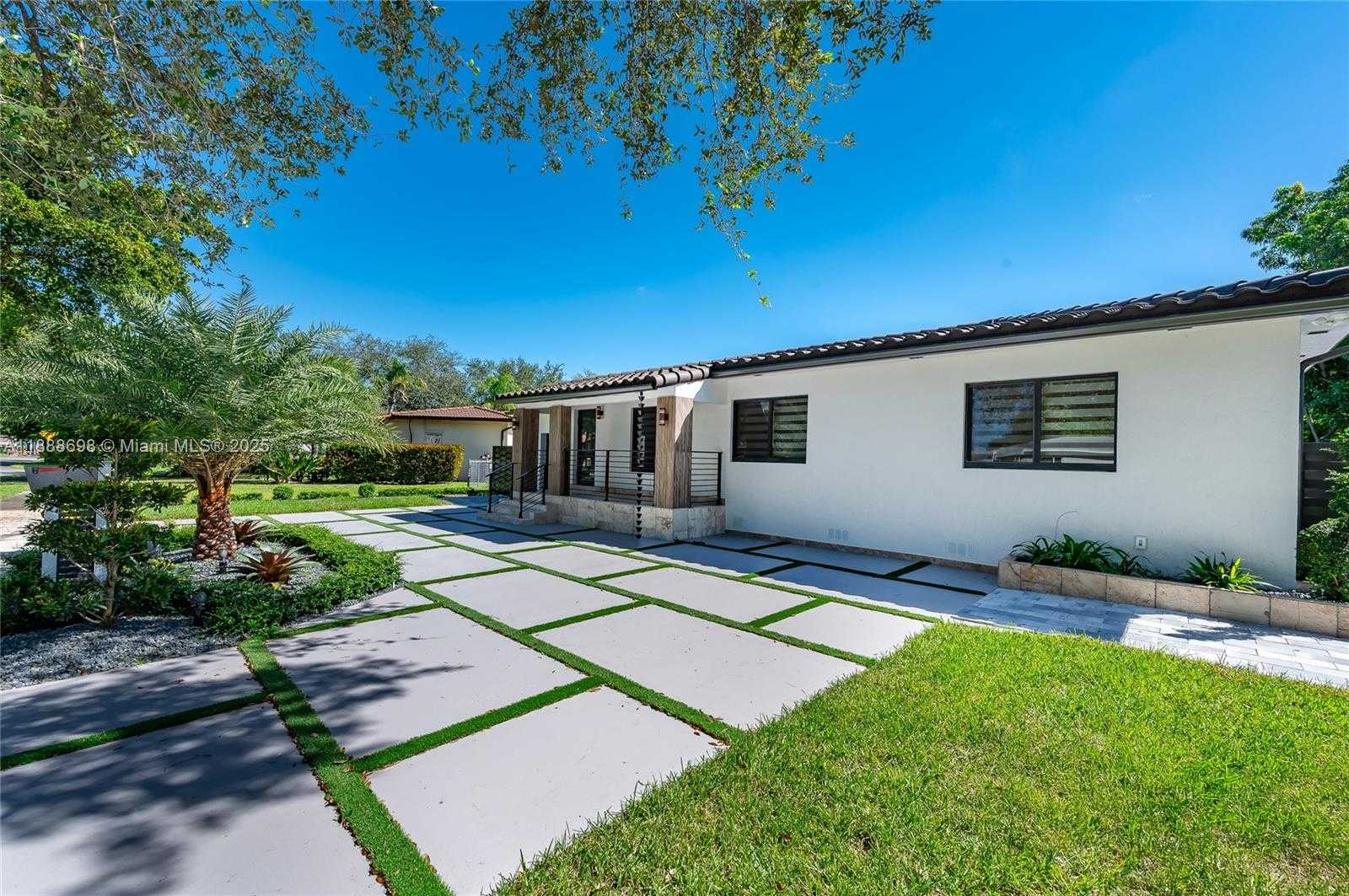 Small Image of 625 MILLER DR, Miami Springs Number 3