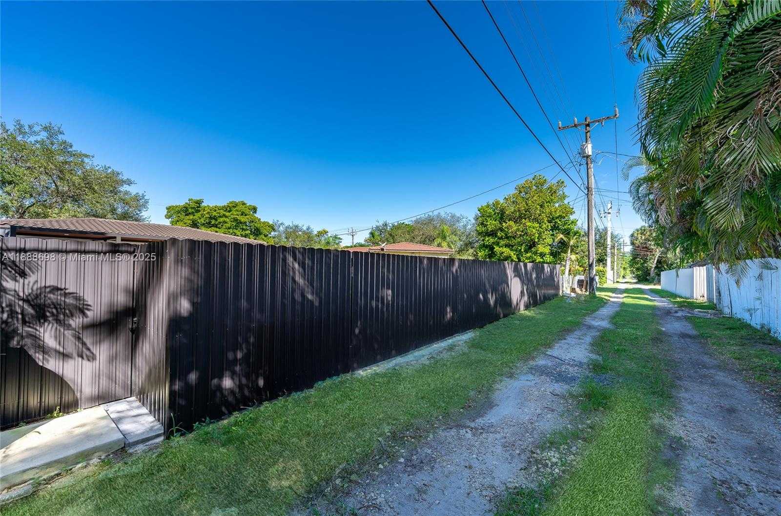Small Image of 625 MILLER DR, Miami Springs Number 39