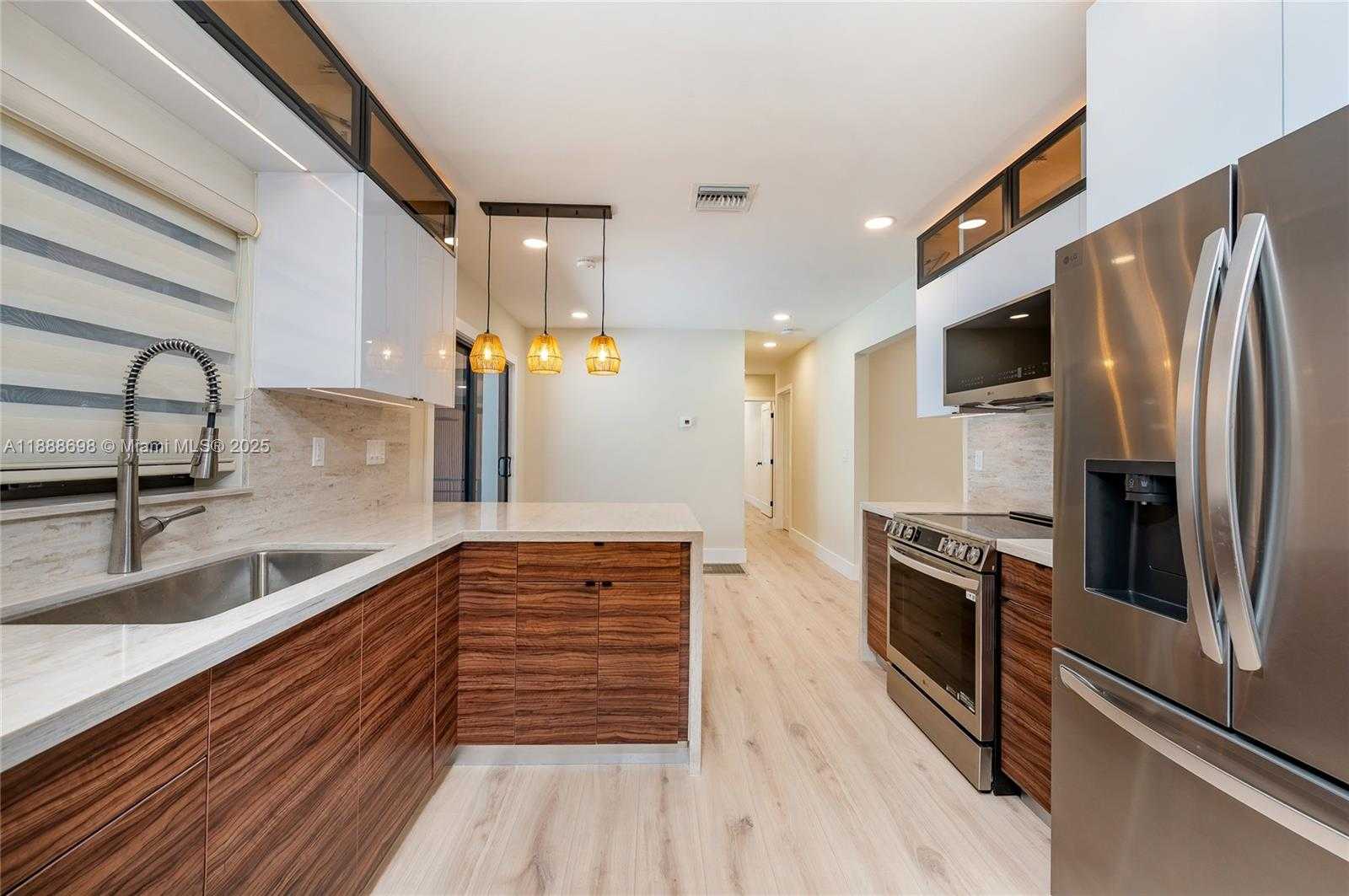 Small Image of 625 MILLER DR, Miami Springs Number 9