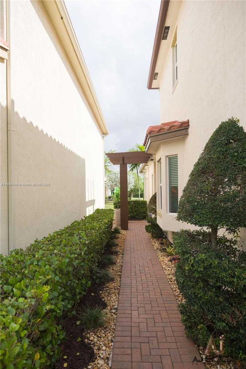 Small Image of 6463 OSPREY LANDING ST, Davie Number 3