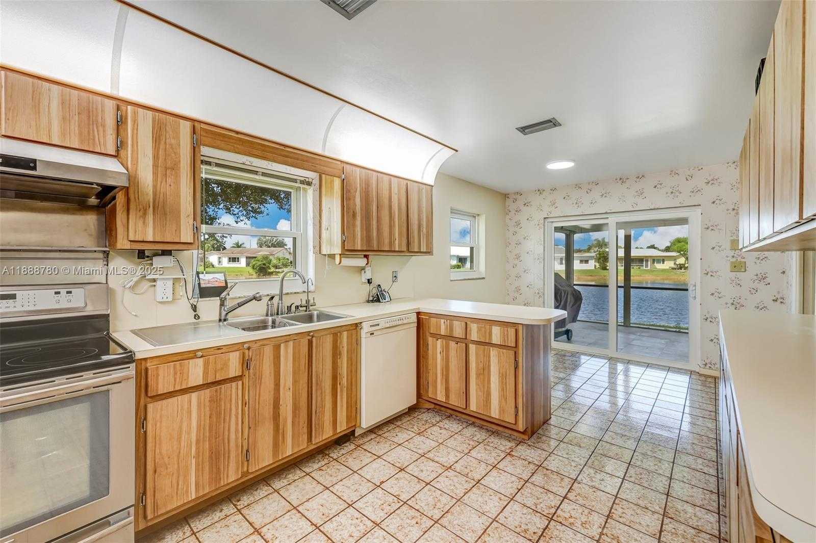 Small Image of 10431 NORTH WEST 70TH CT, Tamarac Number 25