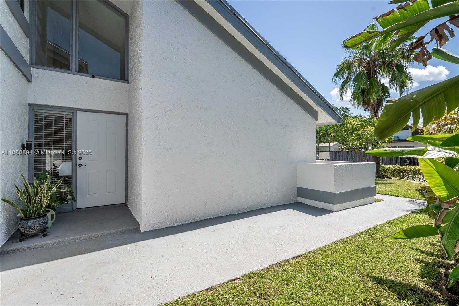 Small Image of 3930 SOUTH WEST 82ND TER, Davie Number 2