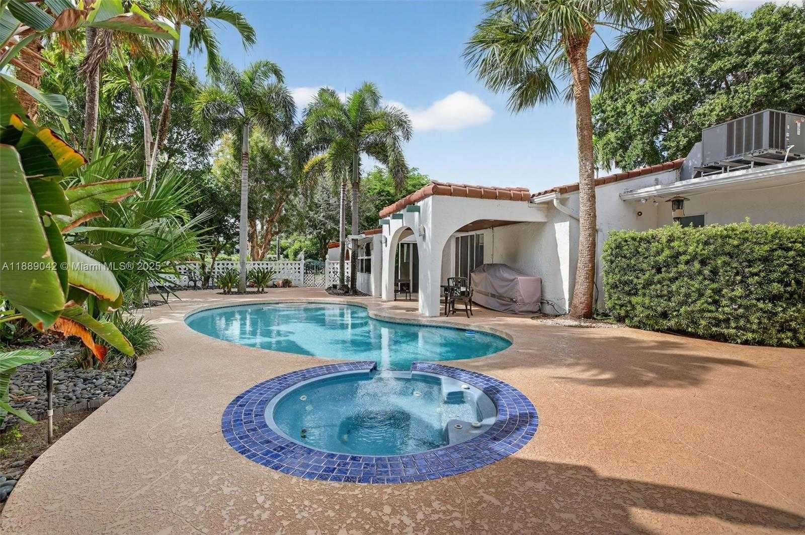 Small Image of 716 COCONUT DR, Fort Lauderdale Number 2