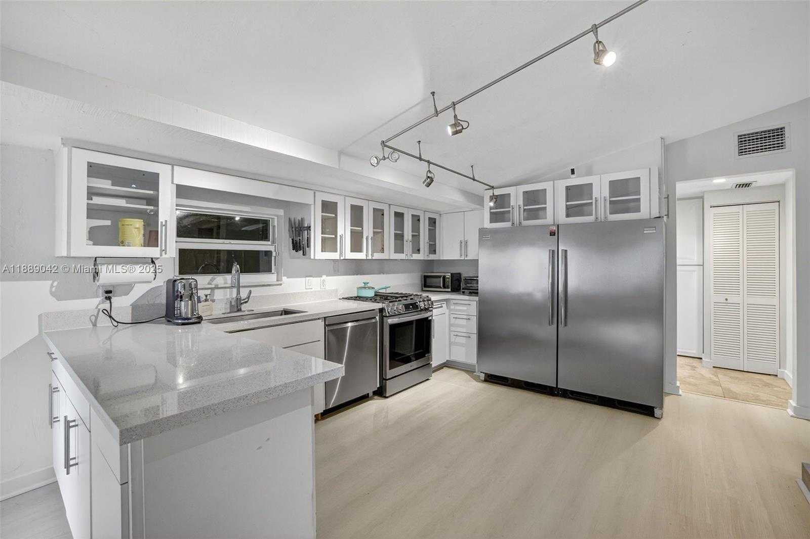 Small Image of 716 COCONUT DR, Fort Lauderdale Number 24