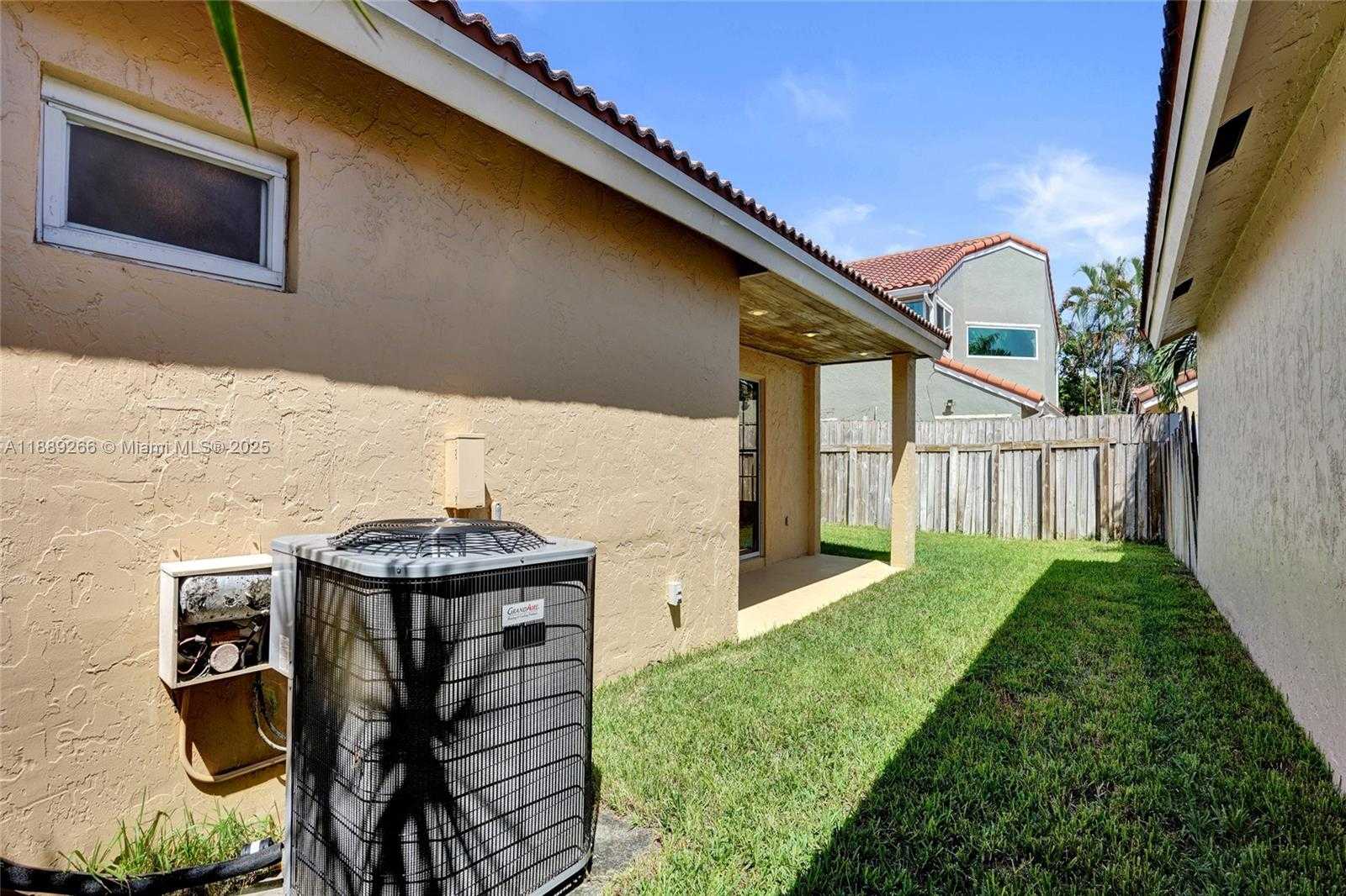 Small Image of 1405 SEAGRAPE CIR, Weston Number 23