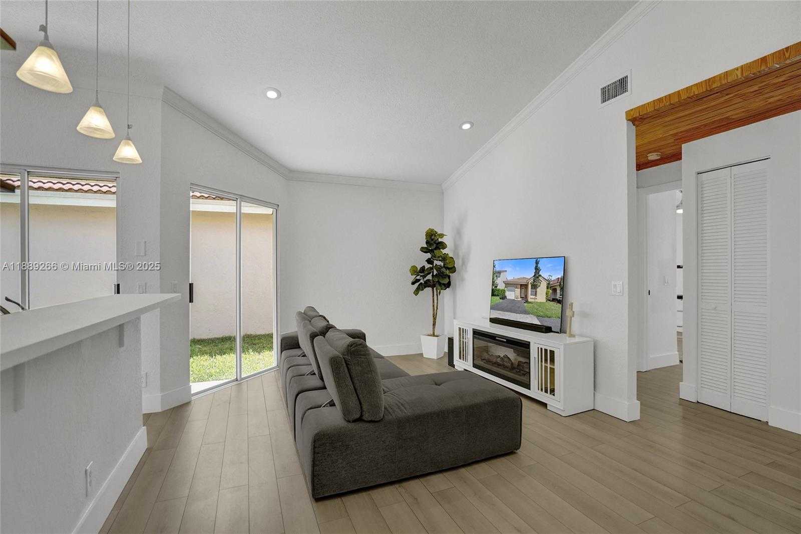 Small Image of 1405 SEAGRAPE CIR, Weston Number 3