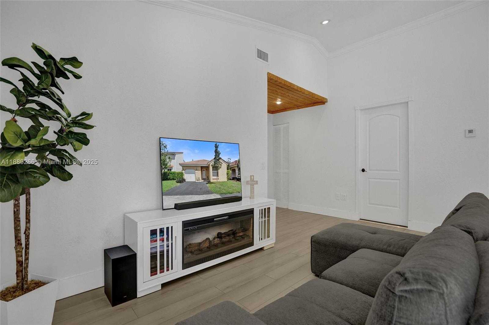 Small Image of 1405 SEAGRAPE CIR, Weston Number 4
