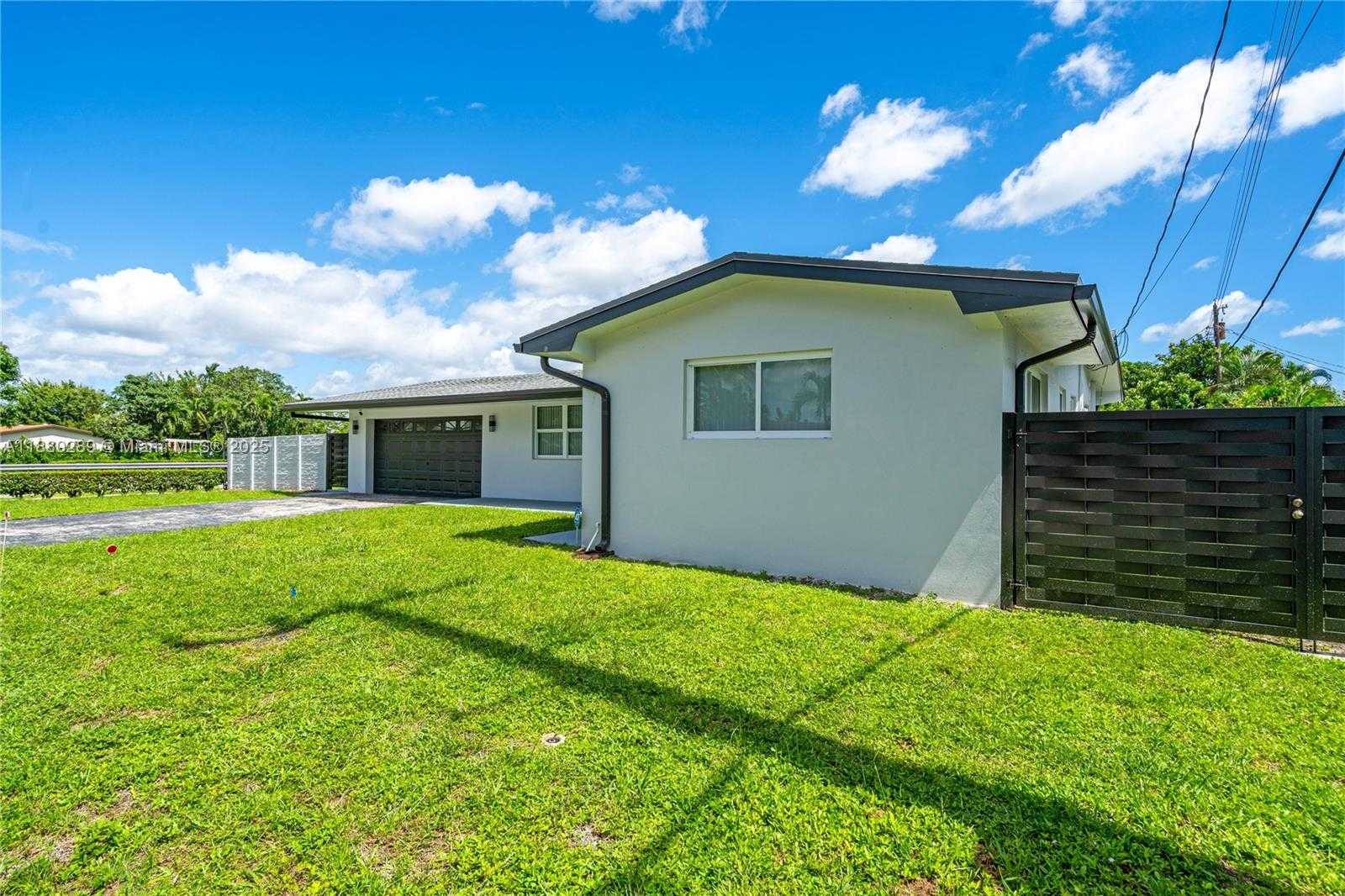 Small Image of 1621 NORTH WEST 85TH WAY, Pembroke Pines Number 3
