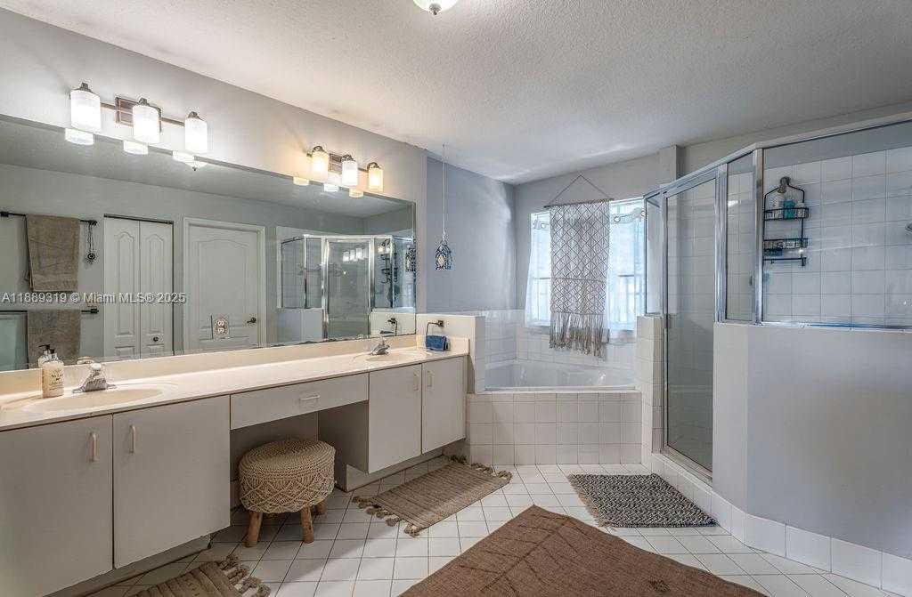 Small Image of 10912 NORTH WEST 69TH ST, Doral Number 32