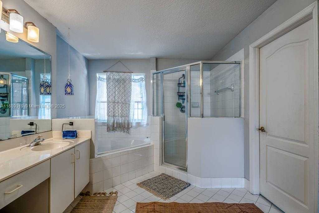 Small Image of 10912 NORTH WEST 69TH ST, Doral Number 35