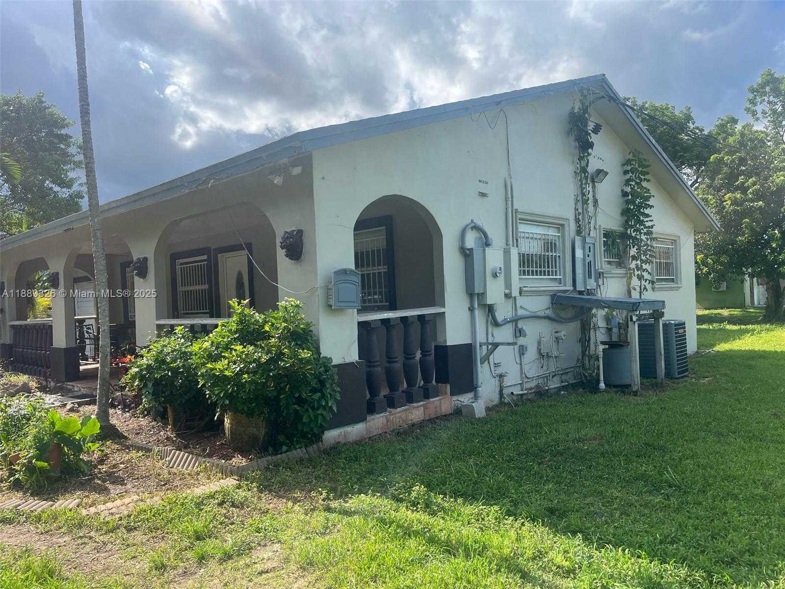Small Image of 19755 SOUTH WEST 190TH ST, Miami Number 3