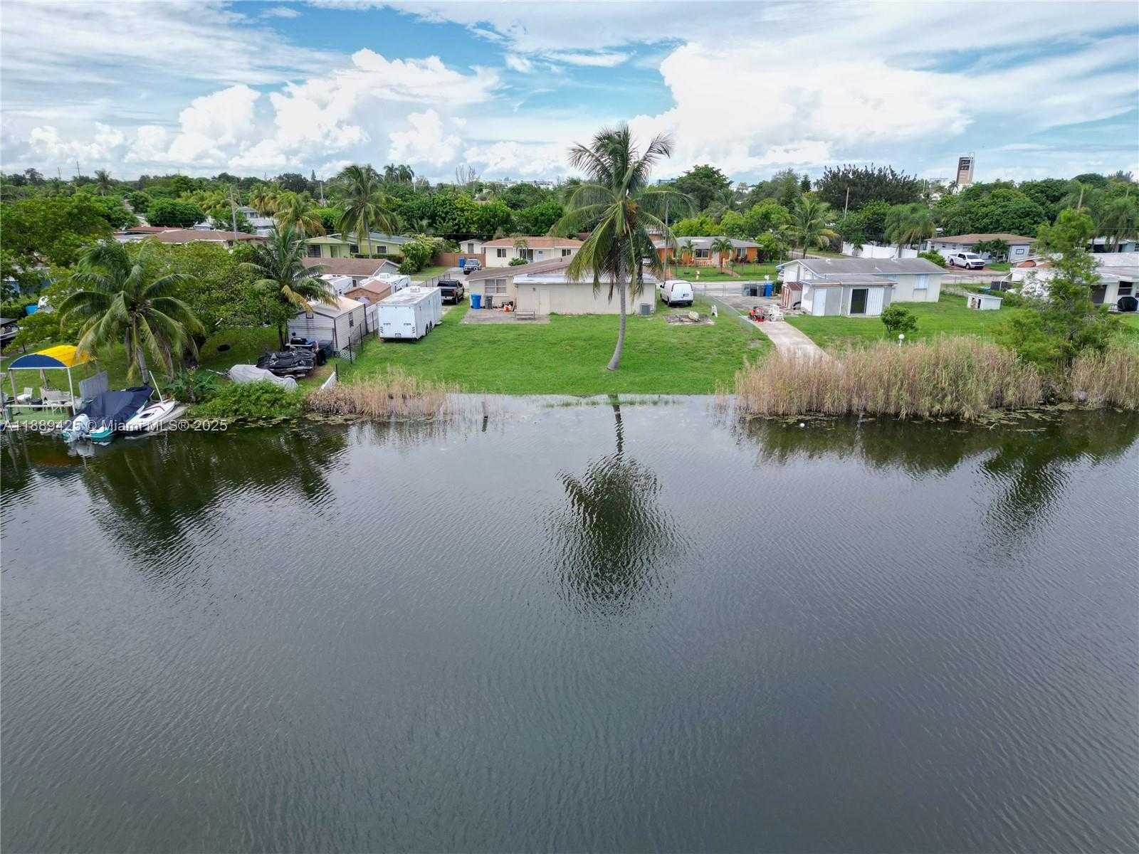 Small Image of 3710 SOUTH WEST 32ND CT, West Park Number 4