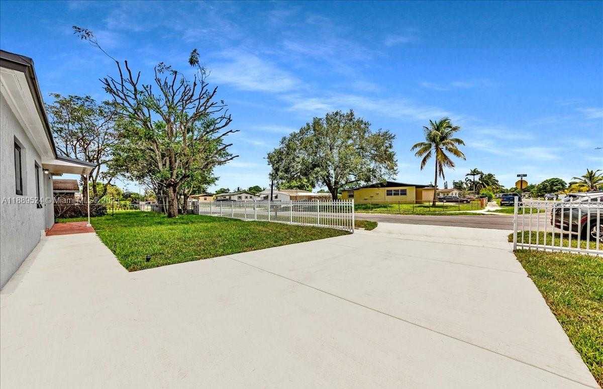 Small Image of 3381 NORTH WEST 210TH TER, Miami Gardens Number 14