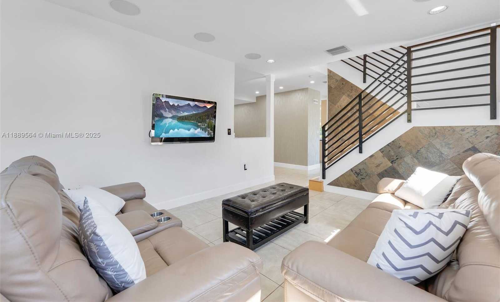 Small Image of 21059 SOUTH WEST 90TH PL, Cutler Bay Number 4