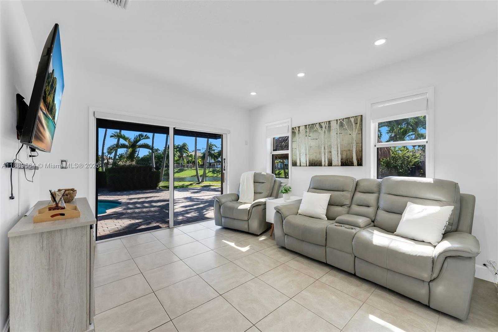 Small Image of 21059 SOUTH WEST 90TH PL, Cutler Bay Number 6