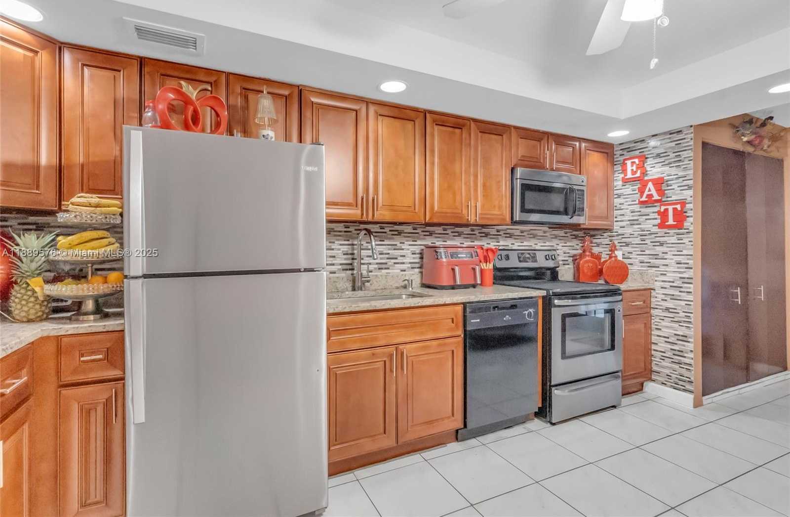 Small Image of 830 EAST 12TH PL, Hialeah Number 7