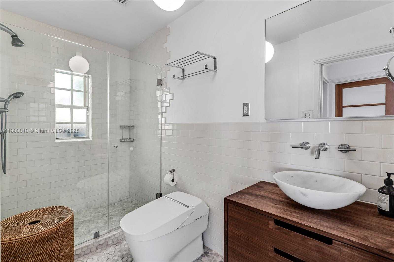 Small Image of 8 CENTURY LN, Miami Beach Number 24