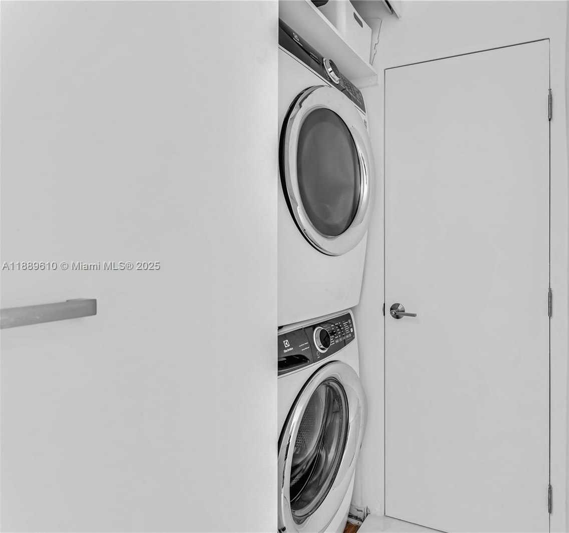 Small Image of 8 CENTURY LN, Miami Beach Number 36